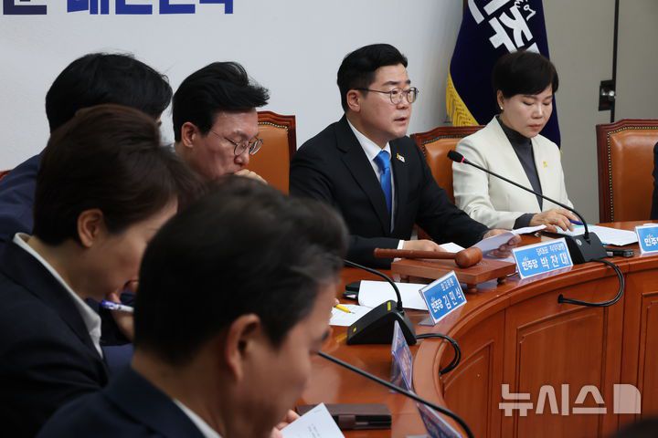 [서울=뉴시스] 고승민 기자 = 박찬대 더불어민주당 대표 직무대행 겸 원내대표가 16일 서울 여의도 국회에서 열린  최고위원회의에서 발언하고 있다. 2025.04.16. kkssmm99@newsis.com