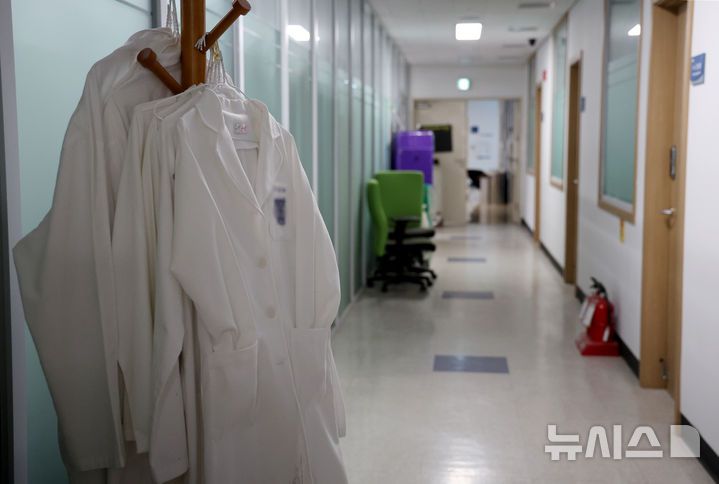 [서울=뉴시스] 김진아 기자 =사진은 16일 서울 시내의 한 의과대학. 2025.04.16. bluesoda@newsis.com