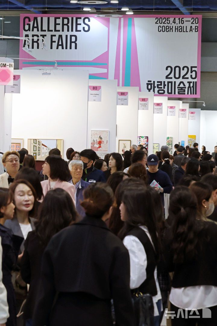 [서울=뉴시스] 박진희 기자 = 한국화랑협회는 16일 서울 강남구 코엑스에서 제43회 화랑미술제 VIP 프리뷰 행사를 갖고 국내 정상급 갤러리들의 작품을 선보이고 있다. 2025 화랑미술제는 지난해 참여한 156개 갤러리를 넘어 역대 최대 규모로, 168개 국내 갤러리가 참여한다. 2025.04.16. pak7130@newsis.com