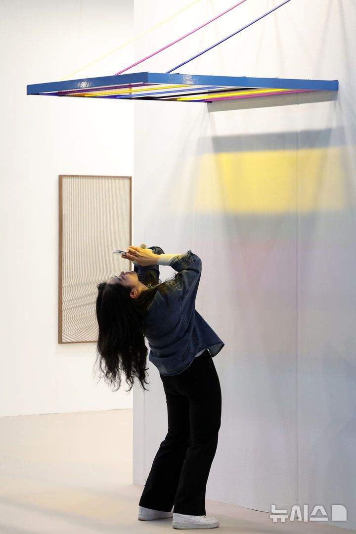 '화랑미술제' 43년의 전통의 국내 최장수 아트페어[서울=뉴시스] 박진희 기자 = 한국화랑협회는 16일 서울 강남구 코엑스에서 제43회 화랑미술제 VIP 프리뷰 행사를 갖고 국내 정상급 갤러리들의 작품을 선보이고 있다. 2025 화랑미술제는 지난해 참여한 156개 갤러리를 넘어 역대 최대 규모로, 168개 국내 갤러리가 참여한다. 2025.04.16. pak7130@newsis.com