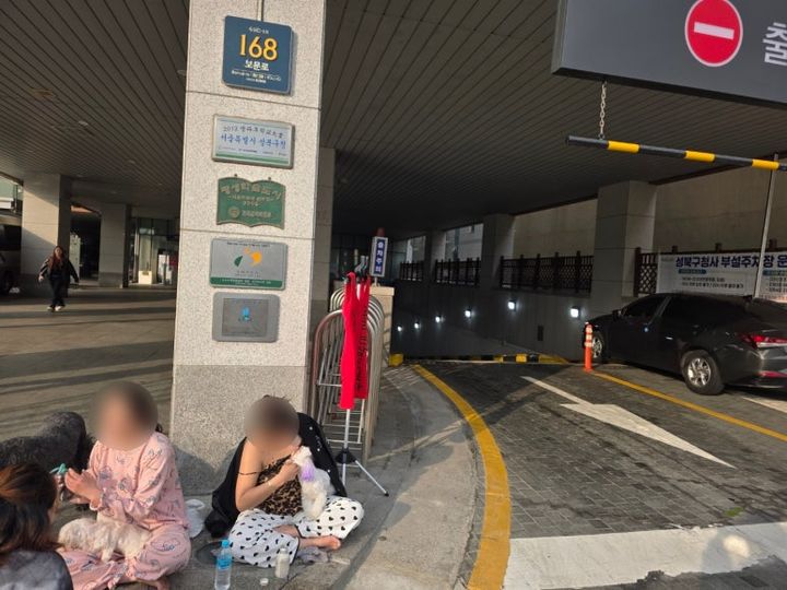 [서울=뉴시스] 고재은 수습기자 = 서울 성북구 하월곡동 일대 성매매 집결지, 이른바 '미아리텍사스' 에서 강제 철거를 당한 여성들이 17일 오전 성북구청 앞에서 천막농성을 벌이며 강하게 항의했다. 현장에는 수면잠옷 차림의 여성들이 천막 안팎에 자리했고, 그 곁엔 반려견도 함께했다. 강제철거 당사자인 김수진 미아리성노동자이주대책위원장은 "이제 지낼 곳이 없어 여기 24시간 있을 수밖에 없다"고 털어놨다. 2025.04.17. jeko@newsis.com *재판매 및 DB 금지