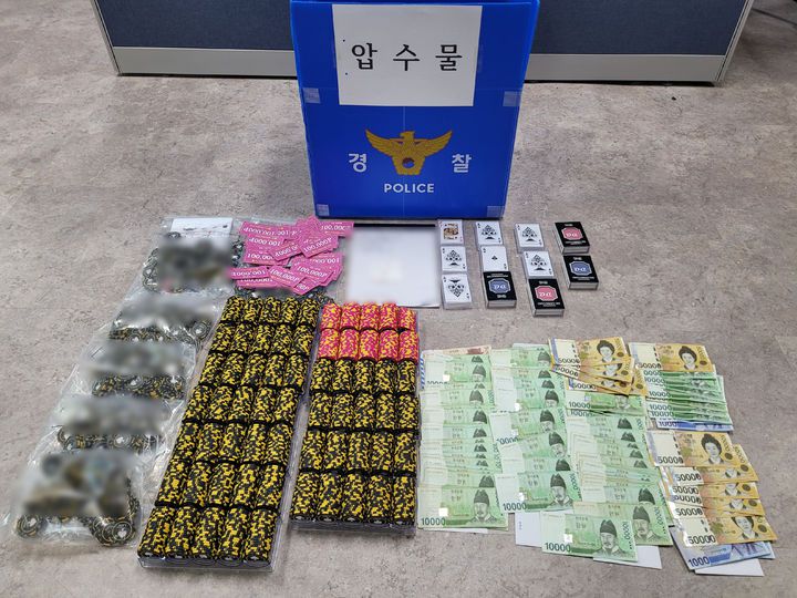 [부산=뉴시스] 홀덤펍 단속 당시 압수물 모습. (사진=부산경찰청 제공) 2025.04.17. photo@newsis.com *재판매 및 DB 금지