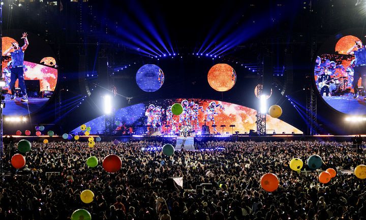 [고양=뉴시스] 세계적인 브릿팝 밴드 '콜드플레이(Coldplay)'가 16일 오후 경기 고양 고양종합운동장에서 두 번째 내한공연 '라이브 네이션 프레젠츠 콜드플레이 : 뮤직 오브 더 스피어스 딜리버드 바이 디에이치엘(LIVE NATION PRESENTS COLDPLAY : MUSIC OF THE SPHERES DELIVERED BY DHL)'을 펼치고 있다. 당일 5만명이 운집했다. 그간 고양종합운동장에서 콘서트를 연 스타들의 콘서트 수용인원은 3만명 안팎이었는데, 콜드플레이의 국내 인기를 새삼 실감케 했다. 콜드플레이는 18·19·22·24·25일에도 같은 무대에 오른다. 총 여섯 차례 공연으로 30만명을 모을 것으로 예상된다. 역대 내한공연 중 최대 규모로 최다 회차, 최다 관객 기록이다. (사진 = 라이브 네이션 코리아 제공) 2025.04.17. photo@newsis.com. *재판매 및 DB 금지