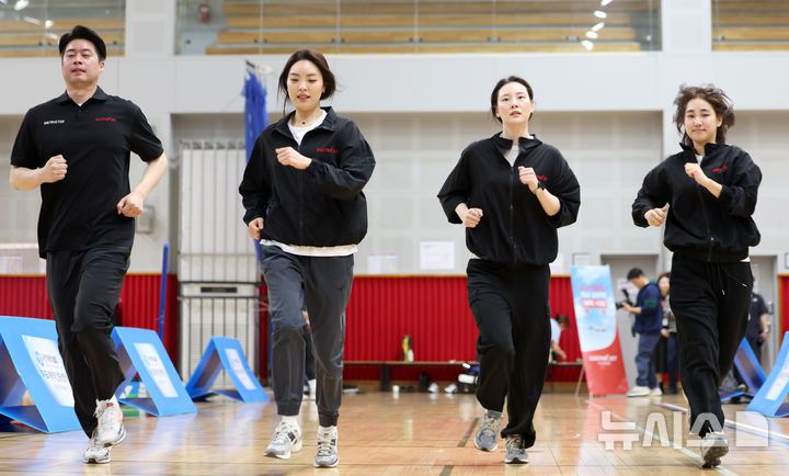 [서울=뉴시스] 김선웅 기자 = 17일 서울 마포구 소재 마포체력인증센터에서 이스타항공 승무원·교관들이 첫 승무원 체력시험 도입을 앞두고 체력 측정 및 훈련을 하고 있다.이스타항공(대표 조중석)은 차주 있을 신입 객실 승무원 체력 시험 전형을 앞두고 교관 등 현직 승무원들이 직접 체력시험을 진행하며 전형을 최종 점검했다. 이스타항공은 이번 채용부터 객실 승무원의 기내 안전 요원 역할을 강화하기 위해 체력 시험과 상황 면접을 도입하는 등 채용 절차를 전면 개편했다. 국내 항공사 중 체력 시험을 자체적으로 진행하는 항공사는 이스타항공이 유일하다. 2025.04.17. mangusta@newsis.com