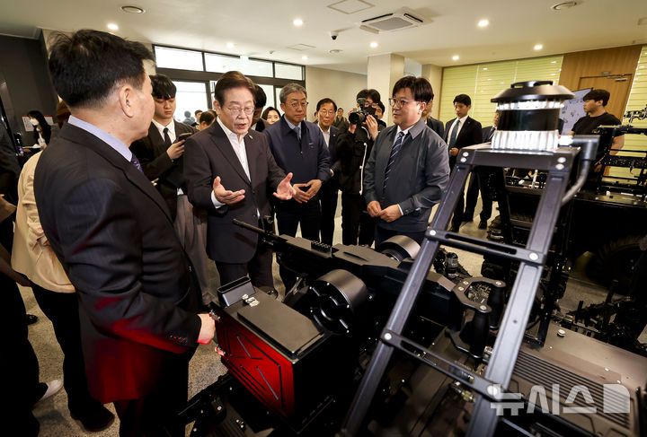 [대전=뉴시스] 국회사진기자단 = 이재명 제21대 대통령 당선인이 지난 7얼 대전 유성구 국방과학연구소를 방문해 AI기반 무인체계 연구개발 현장을 둘러보고 있다. 2025.04.17. photo@newsis.com