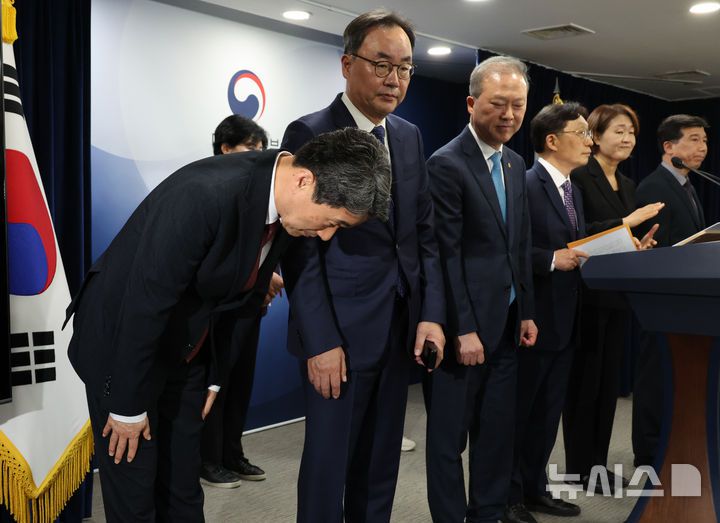 [서울=뉴시스] 김명원 기자 = 이주호 사회부총리 겸 교육부 장관이 17일 서울 종로구 정부서울청사에서 열린 2026학년도 의대 모집인원 조정 방향 관련 브리핑을 마친후 나서며 인사하고 있다. 2025.04.17. kmx1105@newsis.com