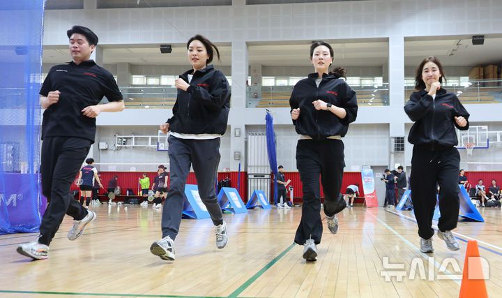 [서울=뉴시스] 김선웅 기자 = 17일 서울 마포구 소재 마포체력인증센터에서 이스타항공 승무원·교관들이 첫 승무원 체력시험 도입을 앞두고 체력 측정 및 훈련을 하고 있다.이스타항공(대표 조중석)은 차주 있을 신입 객실 승무원 체력 시험 전형을 앞두고 교관 등 현직 승무원들이 직접 체력시험을 진행하며 전형을 최종 점검했다. 이스타항공은 이번 채용부터 객실 승무원의 기내 안전 요원 역할을 강화하기 위해 체력 시험과 상황 면접을 도입하는 등 채용 절차를 전면 개편했다. 국내 항공사 중 체력 시험을 자체적으로 진행하는 항공사는 이스타항공이 유일하다. (공동취재) 2025.04.17. photo@newsis.com