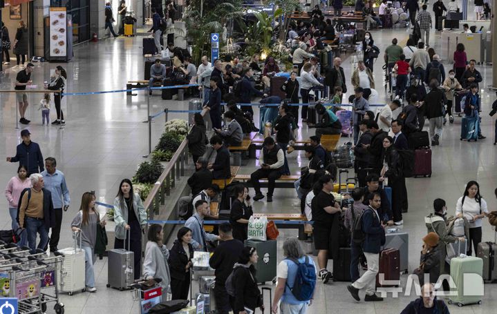 [인천공항=뉴시스] 김근수 기자 = 17일 인천국제공항 제1여객터미널 입국장이 여행객들로 붐비고 있다.인천국제공항공사는 올해 인천공항 1분기 여객은 1860만명, 운항은 10만5817회로 집계됐다. 이는 2019년 1분기 대비 각각 3.9%, 6.3% 증가했다. 특히 중국 노선 여객은 지난해 11월 한시적 비자 면제 조치에 힘입어 전년 대비 24.1%가 증가(214만명→266만명)했다. 2025.04.17. ks@newsis.com