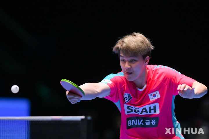 [마카오=신화/뉴시스] 안재현이 17일(현지 시간) 중국 마카오 갤럭시 아레나에서 열린 2025 국제탁구연맹(ITTF) 월드컵 남자 단식 16강전에서 다르코 요르기치(슬로베니아)와 경기하고 있다. 안재현이 2-4(4-11 14-16 11-8 6-11 11-9 8-11)로 패해 8강에 오르지 못했다. 2025.04.17.