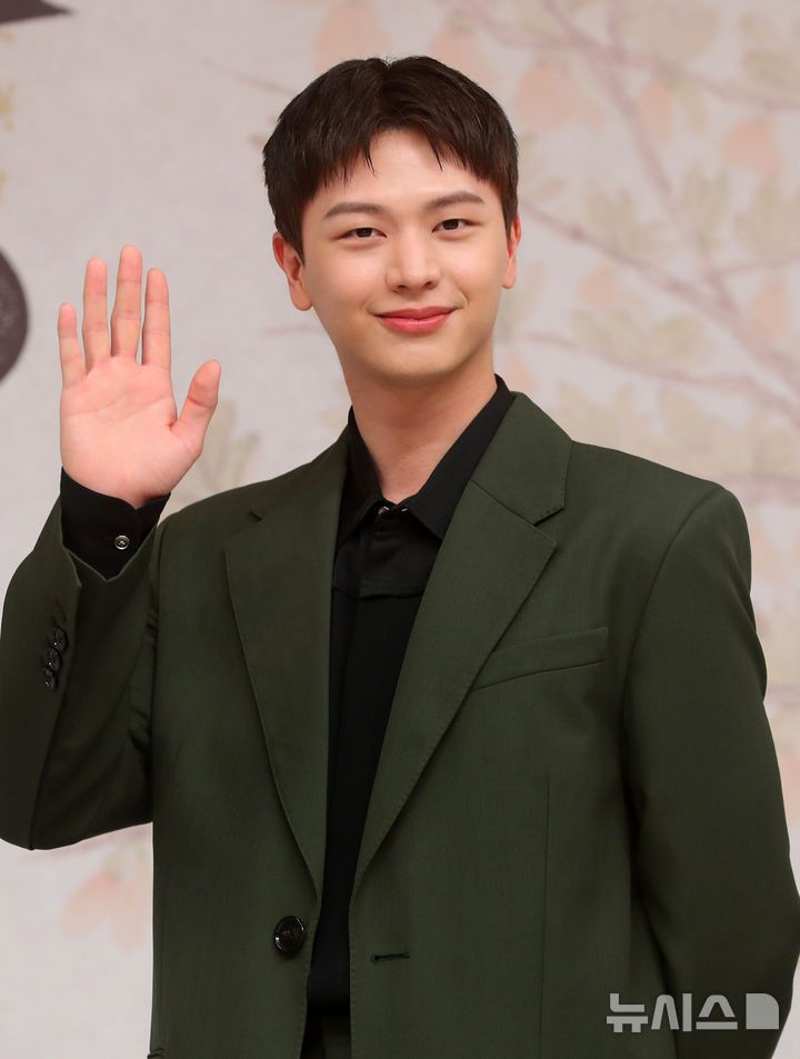 [서울=뉴시스] 김혜진 기자 = 배우 육성재가 17일 오후 서울 양천구 SBS 목동에서 열린 새 금토드라마 '귀궁' 제작발표회에서 포즈를 취하고 있다.'귀궁'은 영매의 운명을 거부하는 무녀 여리와 여리의 첫사랑 윤갑의 몸에 갇힌 이무기 강철이가 왕가에 원한을 품은 팔척귀에 맞닥뜨리며 몸과 혼이 단단히 꼬여버리는 육신 쟁탈 판타지 로코다. 2025.04.17. jini@newsis.com