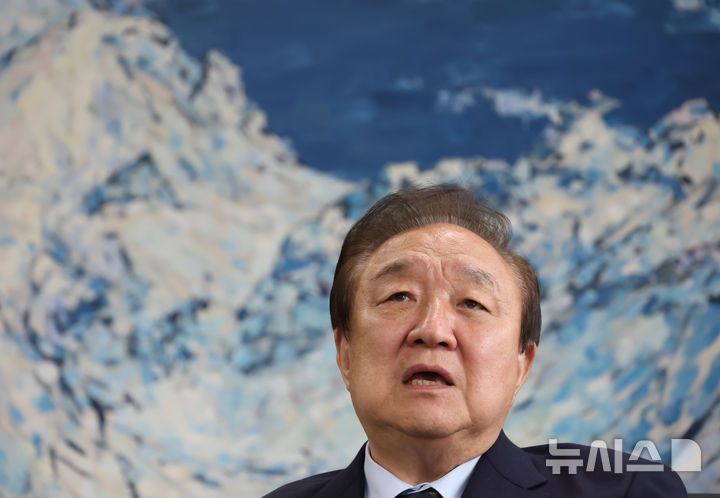[서울=뉴시스] 고승민 기자 = 정대철 대한민국헌정회장이 서울 여의도 국회 헌정회관에서 뉴시스와 인터뷰를 하고 있다. 2025.04.18. kkssmm99@newsis.com