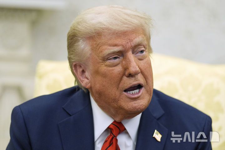 [워싱턴=AP/뉴시스]도널드 트럼프 미국 대통령이 17일(현지 시간) 조르자 멜로니 이탈리아 총리와 회담한 후 백악관 집무실에서 취재진에 발언하고 있다. 2025.04.18.