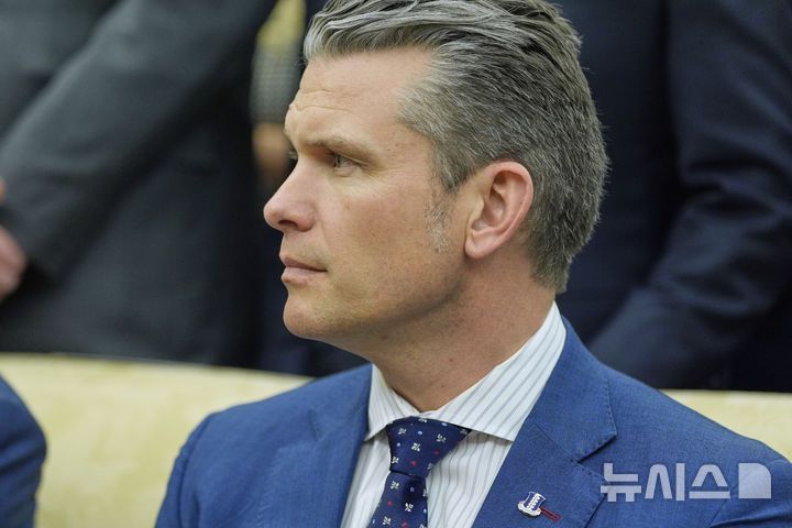 [워싱턴=AP/뉴시스] 피트 헤그세스 미국 국방장관이 지난 17일(현지 시간) 워싱턴 백악관에서 도널드 트럼프 미국 대통령과 조르자 멜로니 이탈리아 총리의 회담에 배석해 있다. 2025.04.25.