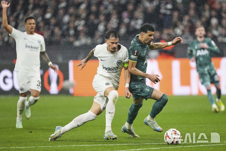 [프랑크푸르트=AP/뉴시스] 17일(현지 시간) 독일 프랑크푸르트의 도이체방크 파크에서 열린 2024-25 유럽축구연맹(UEFA) 유로파리그(UEL) 8강 토트넘 홋스퍼 대 아인라흐트 프랑크푸르트 2차전 경기에서 프랑크푸르트 로빈 코흐와 토트넘 도미닉 솔란케가 볼 다툼을 하고 있다. 손흥민이 부상으로 빠진 토트넘이 1-0으로 승리해 1,2차전 합계 2-1로 UEL 4강에 진출했다. 2025.04.18.