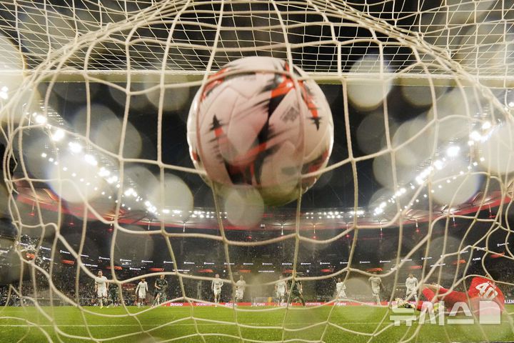 [프랑크푸르트=AP/뉴시스] 토트넘 홋스퍼(영국)의 도미닉 솔란케가 17일(현지 시간) 독일 프랑크푸르트의 도이체방크 파크에서 열린 2024-25 유럽축구연맹(UEFA) 유로파리그(UEL) 8강 2차전 아인라흐트 프랑크푸르트와 경기 전반 43분 페널티킥으로 선제 결승 골을 넣고 있다. 손흥민이 부상으로 빠진 토트넘이 1-0으로 승리해 1,2차전 합계 2-1로 UEL 4강에 진출했다. 2025.04.18.