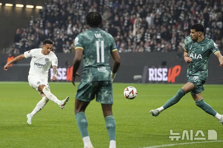 [프랑크푸르트=AP/뉴시스] 17일(현지 시간) 독일 프랑크푸르트의 도이체방크 파크에서 열린 2024-25 유럽축구연맹(UEFA) 유로파리그(UEL) 8강 토트넘 홋스퍼 대 아인라흐트 프랑크푸르트 2차전 경기에서 프랑크푸르트 투타(왼쪽)가 슛을 시도하고 있다. 손흥민이 부상으로 빠진 토트넘이 1-0으로 승리해 1,2차전 합계 2-1로 UEL 4강에 진출했다. 2025.04.18.