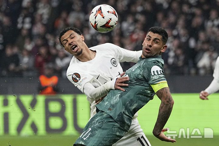 [프랑크푸르트=AP/뉴시스] 토트넘 홋스퍼(영국)의 크리스티안 로메로(오른쪽)와 프랑크푸르트 후고 에키티케가 17일(현지 시간) 독일 프랑크푸르트의 도이체방크 파크에서 열린 2024-25 유럽축구연맹(UEFA) 유로파리그(UEL) 8강 2차전에서 볼 다툼을 하고 있다. 손흥민이 부상으로 빠진 토트넘이 1-0으로 승리해 1,2차전 합계 2-1로 UEL 4강에 진출했다. 2025.04.18.