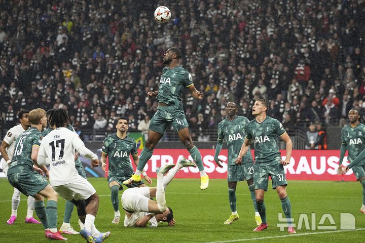 [프랑크푸르트=AP/뉴시스] 토트넘 홋스퍼(영국)의 케빈 단소(가운데)가 17일(현지 시간) 독일 프랑크푸르트의 도이체방크 파크에서 열린 2024-25 유럽축구연맹(UEFA) 유로파리그(UEL) 8강 2차전 아인라흐트 프랑크푸르트와 경기에서 헤딩을 하고 있다. 손흥민이 부상으로 빠진 토트넘이 1-0으로 승리해 1,2차전 합계 2-1로 UEL 4강에 진출했다. 2025.04.18.