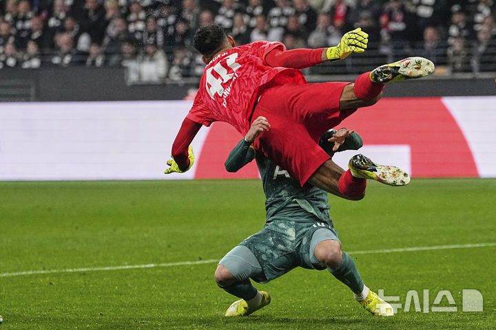 [프랑크푸르트=AP/뉴시스] 토트넘 홋스퍼(영국)의 제임스 매디슨(오른쪽)이 17일(현지 시간) 독일 프랑크푸르트의 도이체방크 파크에서 열린 2024-25 유럽축구연맹(UEFA) 유로파리그(UEL) 8강 2차전 아인라흐트 프랑크푸르트와 경기 중 상대 골키퍼 카우앙 산투스와 충돌하며 페널티킥(PK)을 얻어내고 있다. 도미닉 솔란케가 이 PK를 결승 골로 만들며 1-0으로 승리해 토트넘은 1,2차전 합계 2-1로 UEL 4강에 진출했다. 2025.04.18.