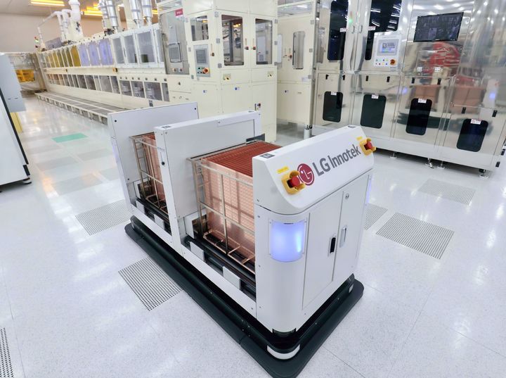 [구미=뉴시스]FC-BGA 생산에 필요한 원자재를 나르는 AMR 자율주행 로봇. (사진=LG이노텍 제공) 2025.04.17. photo@newsis.com *재판매 및 DB 금지