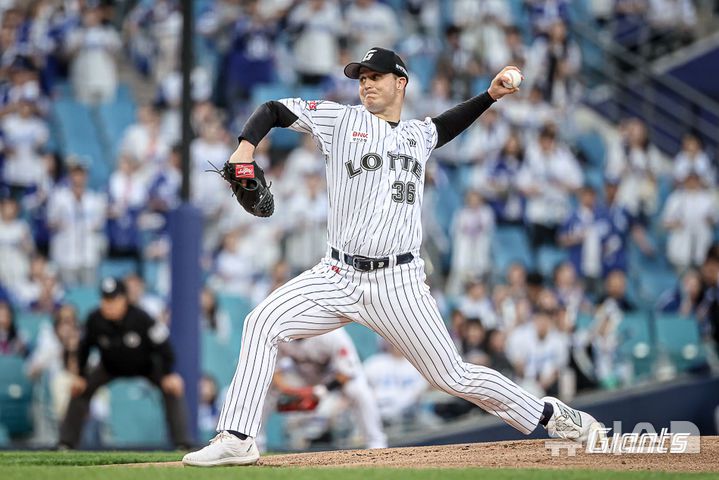 [서울=뉴시스] 프로야구 롯데 자이언츠 터커 데이비슨이 18일 대구 삼성라이온즈파크에서 열린 2025 신한 쏠뱅크 KBO리그 삼성 라이온즈와의 경기에 선발 등판해 공을 던지고 있다. (사진=롯데 자이언츠 제공) 2025.04.18.