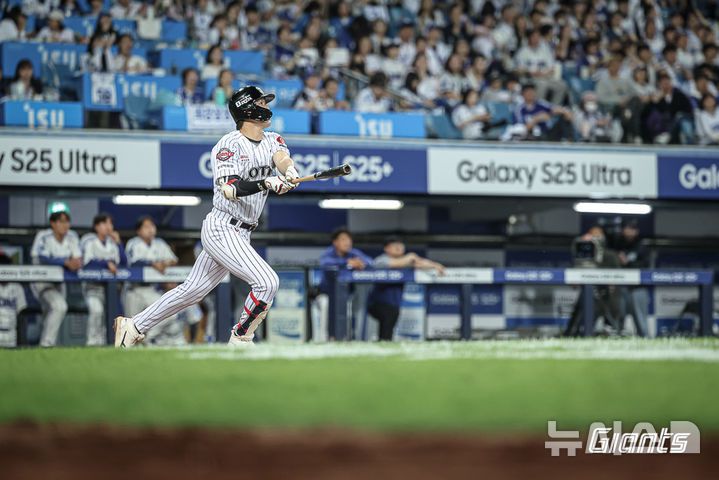 [서울=뉴시스] 프로야구 롯데 자이언츠 나승엽이 18일 대구 삼성라이온즈파크에서 열린 2025 신한 쏠뱅크 KBO리그 삼성 라이온즈와의 경기 4회초 2점 홈런을 날리고 있다. (사진=롯데 자이언츠 제공) 2025.04.18.