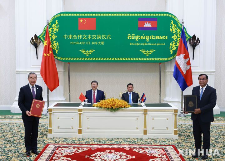 [프놈펜=신화/뉴시스] 시진핑 중국 국가주석과 훈 마넷 캄보디아 총리가 17일 캄보디아 프놈펜 평화궁에서 회담을 마친 뒤 양국 협력문서 교환식에 참석했다. 2025.04.18