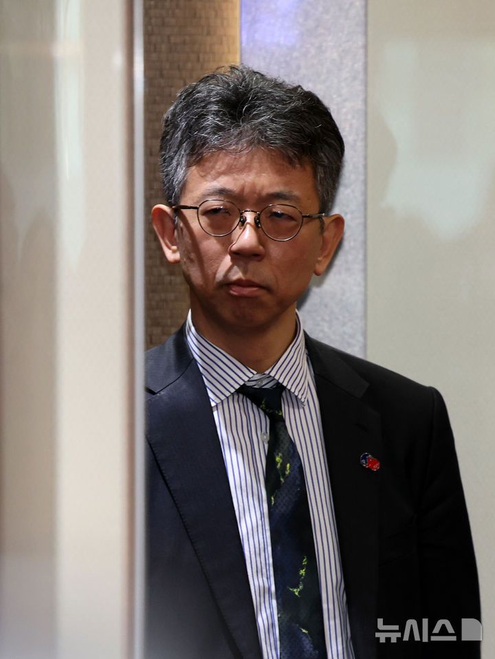 [서울=뉴시스] 배훈식 기자 = 독도 영유권 주장 전시관 재개관으로 초치된 이세키 요시야스 주한일본대사관 총괄공사대리(정무공사)가 18일 오후 서울 종로구 외교부 청사 승강기에 굳은 표정으로 타고 있다. 2025.04.18. dahora83@newsis.com