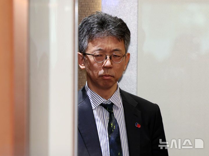 [서울=뉴시스] 배훈식 기자 = 독도 영유권 주장 전시관 재개관으로 초치된 이세키 요시야스 주한일본대사관 총괄공사대리(정무공사)가 18일 오후 서울 종로구 외교부 청사 승강기에 굳은 표정으로 타고 있다. 2025.04.18. dahora83@newsis.com