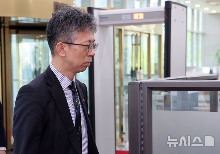 [서울=뉴시스] 배훈식 기자 = 독도 영유권 주장 전시관 재개관으로 초치된 이세키 요시야스 주한일본대사관 총괄공사대리(정무공사)가 18일 오후 서울 종로구 외교부 청사에 들어서고 있다. 2025.04.18. dahora83@newsis.com