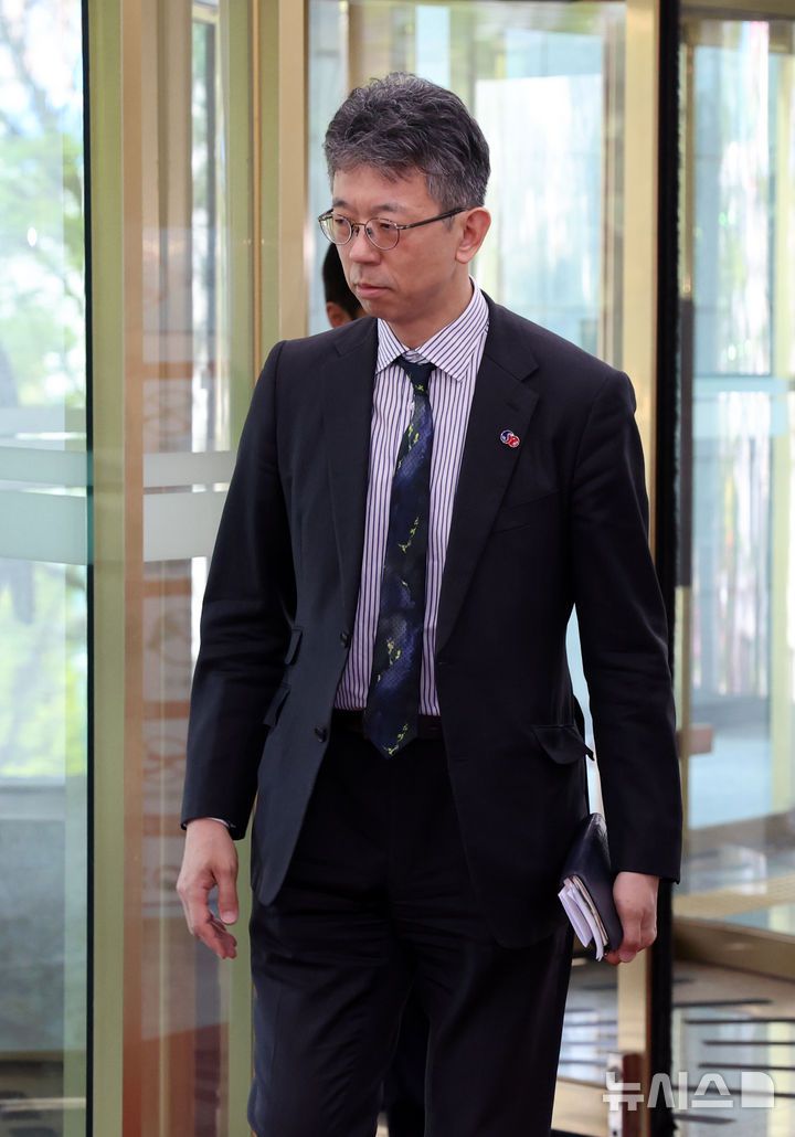 [서울=뉴시스] 배훈식 기자 = 독도 영유권 주장 전시관 재개관으로 초치된 이세키 요시야스 주한일본대사관 총괄공사대리(정무공사)가 18일 오후 서울 종로구 외교부 청사에 들어서고 있다. 2025.04.18. dahora83@newsis.com