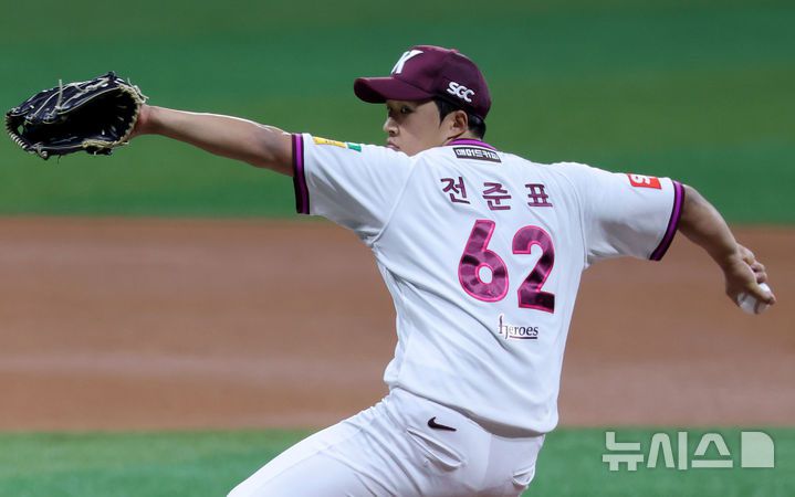 [서울=뉴시스] 홍효식 기자 = 지난 18일 서울 구로구 고척스카이돔에서 열린 2025 KBO리그 kt 위즈와 키움 히어로즈의 경기, 1회초 키움 히어로즈 선발투수 전준표가 역투하고 있다. 2025.04.18. yesphoto@newsis.com