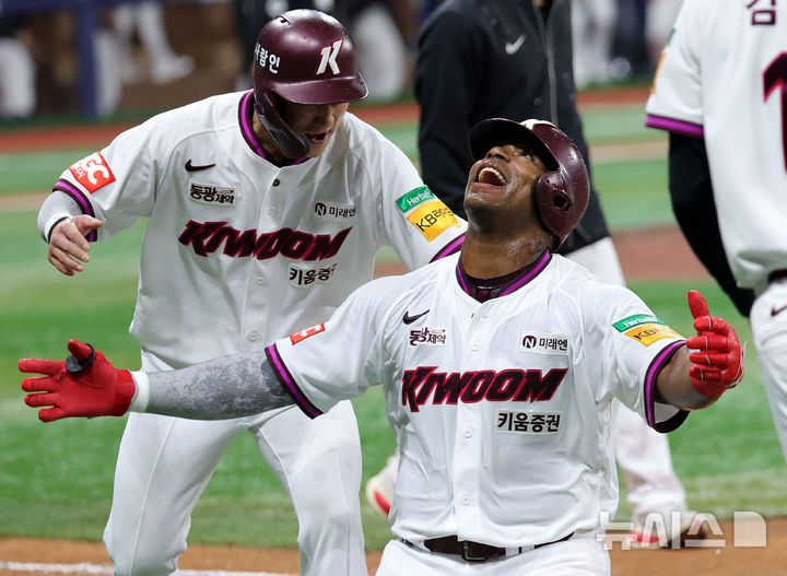 [서울=뉴시스] 홍효식 기자 = 18일 서울 구로구 고척스카이돔에서 열린 2025 KBO리그 kt 위즈와 키움 히어로즈의 경기, 9회말 2사 2루 키움 푸이그가 끝내기 안타를 친 뒤 4-3으로 승리하며 동료들과 기뻐하고 있다. 2025.04.18. yesphoto@newsis.com