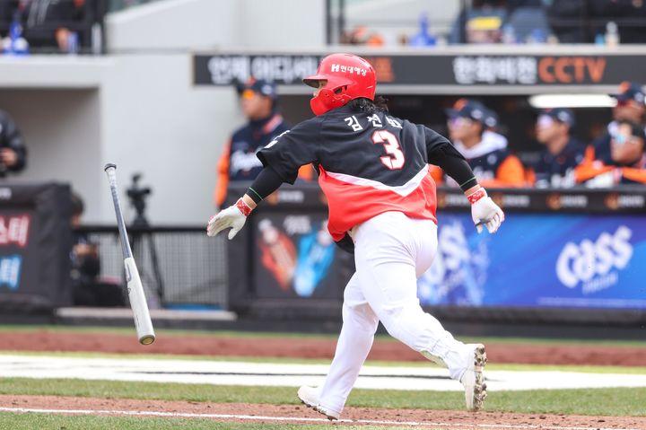 서울=뉴시스] 프로야구 KIA 타이거즈 김선빈이 지난 3월30일 대전 한화생명볼파크에서 열린 2025 신한 쏠뱅크 KBO리그 한화 이글스와의 경기에서 안타를 치고 있다. (사진=KIA 타이거즈 제공) 2025.03.30. *재판매 및 DB 금지
