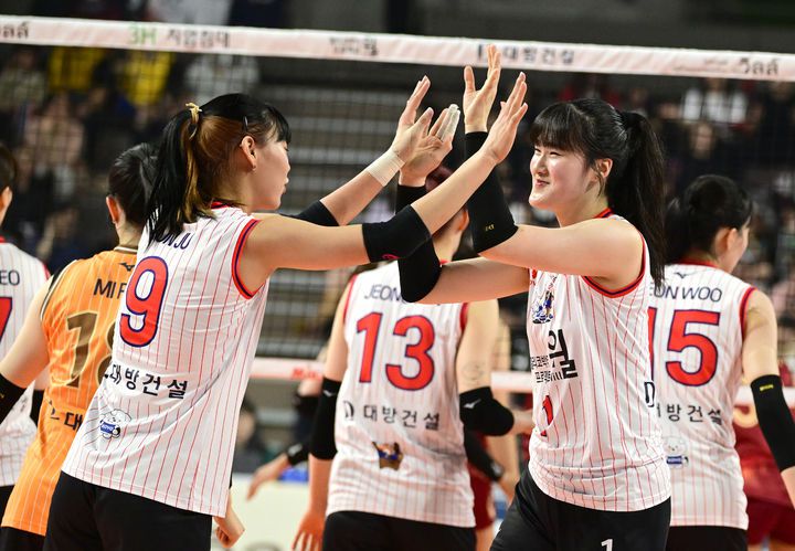 [서울=뉴시스] 여자배구 정윤주(왼쪽)와 이주아가 19일 화성종합체육관에서 열린 2025 한국·태국 여자배구 올스타 슈퍼매치 1차전에서 득점에 성공한 뒤 환호하고 있다. (사진=KOVO 제공) 2025.04.19. *재판매 및 DB 금지