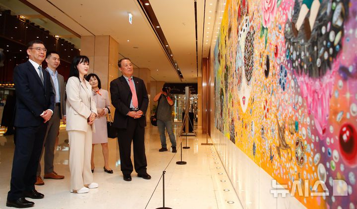 [서귀포=뉴시스] 우장호 기자 = 제주신화월드 메리어트 리조트 1층에 '더 갤러리(THE GALLERY)'가 정식 개관했다. 더 갤러리의 첫 전시는 '인투 더 아일랜드(INTO THE ISLAND)'라는 주제로 김지희 작가의 개인전으로 꾸며졌다. 김 작가가 19일 오후 더 갤러리 개관식에서 양영철 제주국제자유도시개발센터 이사장 등 내빈들에게 작품을 설명하고 있다. 김 작가는 현대인의 욕망과 존재에 대한 날카로운 통찰을 시각 언어로 풀어내왔다. 이번 전시에서는 10m 규모 대형 회화 작품을 포함한 주요 작품들을 공개했다. 2025.04.19. woo1223@newsis.com