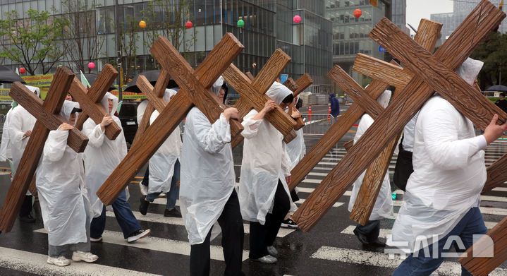 [서울=뉴시스] 김금보 기자 = 19일 서울 종로구 광화문광장에서 열린 '2025 부활절 퍼레이드'에서 참가자들이 행진을 하고 있다. 2025.04.19. kgb@newsis.com