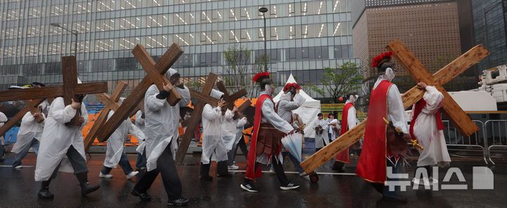 [서울=뉴시스] 김금보 기자 = 19일 서울 종로구 광화문광장에서 열린 '2025 부활절 퍼레이드'에서 참가자들이 행진을 하고 있다. 2025.04.19. kgb@newsis.com