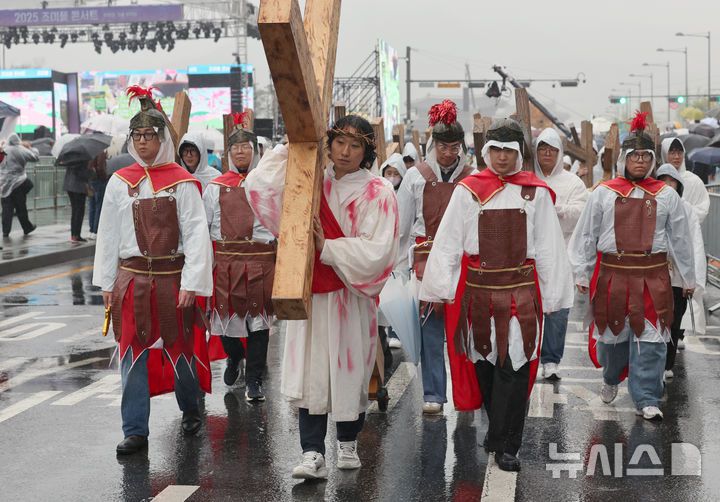 [서울=뉴시스] 김금보 기자 = 19일 서울 종로구 광화문광장에서 열린 '2025 부활절 퍼레이드'에서 참가자들이 행진을 하고 있다. 2025.04.19. kgb@newsis.com