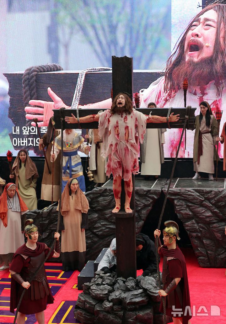 [서울=뉴시스] 김금보 기자 = 19일 서울 종로구 광화문광장에서 열린 '2025 부활절 퍼레이드'에서 참가자들이 뮤지컬을 하고 있다. 2025.04.19. kgb@newsis.com