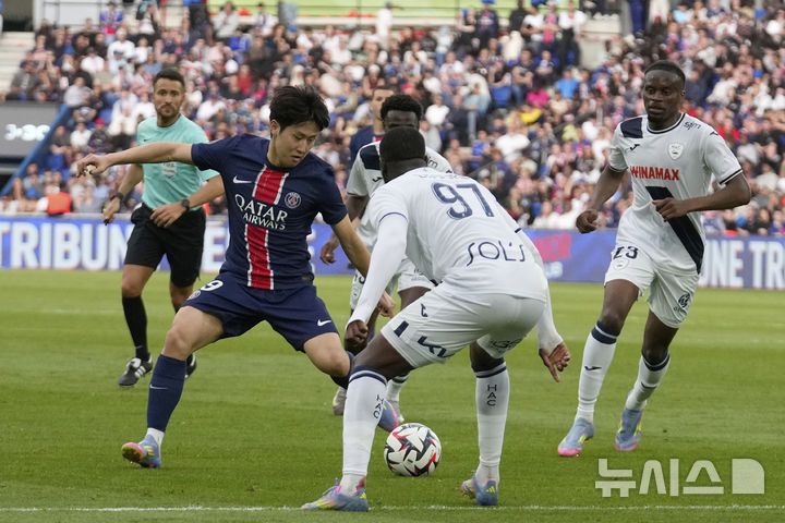 [파리=AP/뉴시스] 프랑스 프로축구 리그앙 파리 생제르맹(PSG)의 이강인. 2025.04.19.