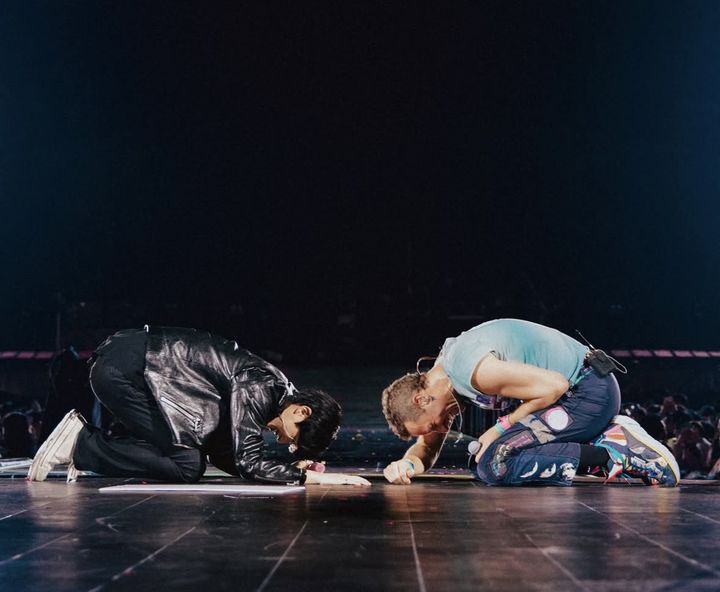 [서울=뉴시스] 서로 큰 절 하는 방탄소년단 진과 콜드플레이 크리스 마틴. (사진 = 진 인스타그램 캡처) 2025.04.20. photo@newsis.com. *재판매 및 DB 금지