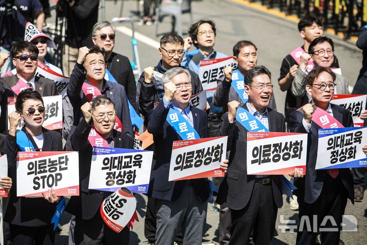 [서울=뉴시스] 정병혁 기자 = 김택우 대한의사협회장이 20일 서울 중구 세종대로에서 열린 의료정상화를 위한 전국의사궐기대회에 참석해 있다. 2025.04.20. jhope@newsis.com