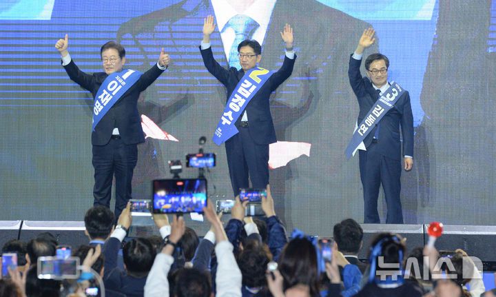 [울산=뉴시스] 배병수 기자 = 20일 오후 울산 울주군 울산 전시컨벤션센터 A홀에서 열린 더불어민주당 21대 대통령선거 후보자 선출을 위한 영남권 합동연설회에서 이재명(왼쪽), 김경수(중앙), 김동연 후보가 지지자들에게 인사를 하고 있다. 2025.04.20.bbs@newsis.com.