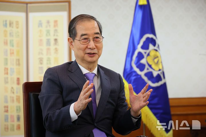 [서울=뉴시스] 조수정 기자 = 한덕수 대통령 권한대행 국무총리가 지난 17일 정부서울청사에서 영국 언론사 파이낸셜타임스 크리스찬 데이비스 영국 파이낸셜타임스(FT) 서울지국장과 미국 관세조치에 대한 대응, 국정운영 및 안보 정책 방향 등에 대한 인터뷰를 하고 있다. (사진=국무총리실 제공) 2025.04.20. chocrystal@newsis.com