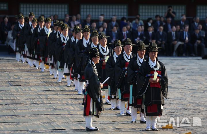 [서울=뉴시스] 김선웅 기자 = 20일 서울 종로구 종묘에서 신주 환안으로 종묘 정전 보수가 모두 완료 되었음을 고하는 제사 고유제가 진행되고 있다. 2025.04.20. mangusta@newsis.com