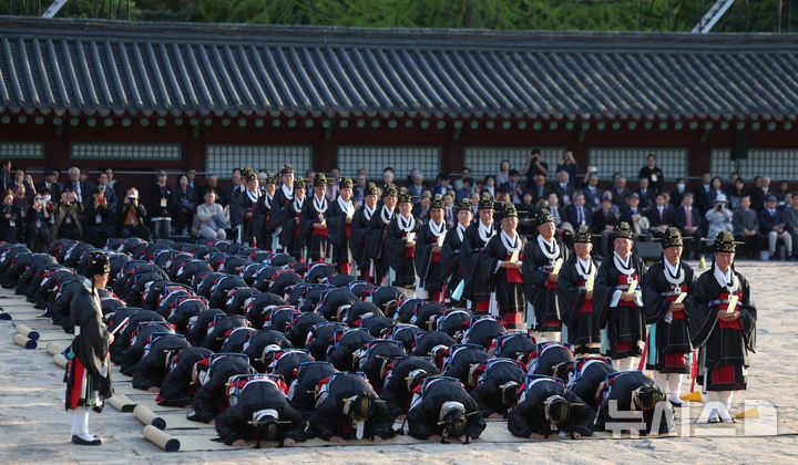 [서울=뉴시스] 김선웅 기자 = 20일 서울 종로구 종묘에서 신주 환안으로 종묘 정전 보수가 모두 완료 되었음을 고하는 제사 고유제가 진행되고 있다. 2025.04.20. mangusta@newsis.com