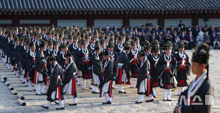 [서울=뉴시스] 김선웅 기자 = 20일 서울 종로구 종묘에서 신주 환안으로 종묘 정전 보수가 모두 완료 되었음을 고하는 제사 고유제가 진행되고 있다. 2025.04.20. mangusta@newsis.com
