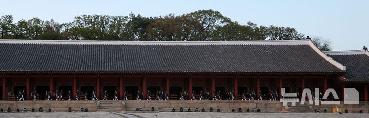 [서울=뉴시스] 김선웅 기자 = 20일 서울 종로구 종묘에서 신주 환안으로 종묘 정전 보수가 모두 완료 되었음을 고하는 제사 고유제가 진행되고 있다. 2025.04.20. mangusta@newsis.com