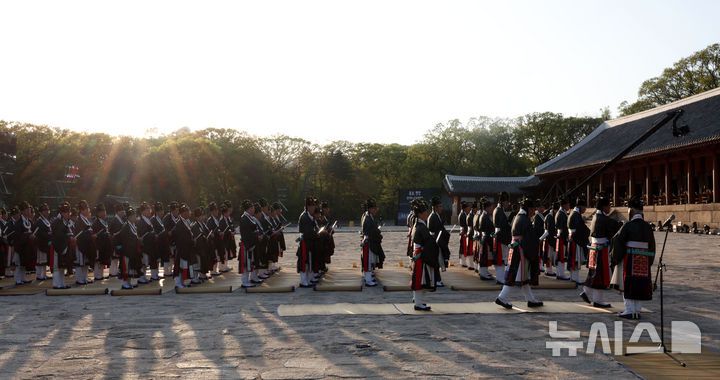 [서울=뉴시스] 김선웅 기자 = 20일 서울 종로구 종묘에서 신주 환안으로 종묘 정전 보수가 모두 완료 되었음을 고하는 제사 고유제가 진행되고 있다. 2025.04.20. mangusta@newsis.com